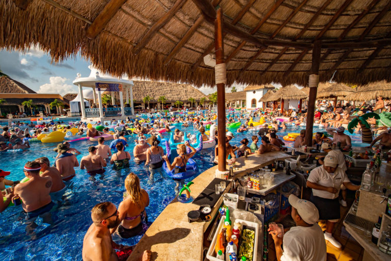 sapphire-swim-up-bar